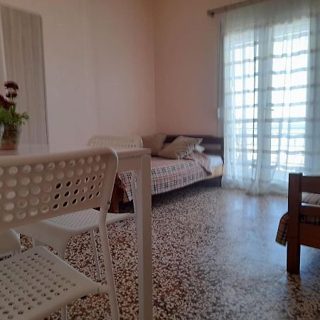 Isalos Apartments Studios Neoi Epivatai Buitenkant foto