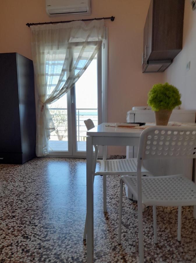 Isalos Apartments Studios Neoi Epivatai Buitenkant foto