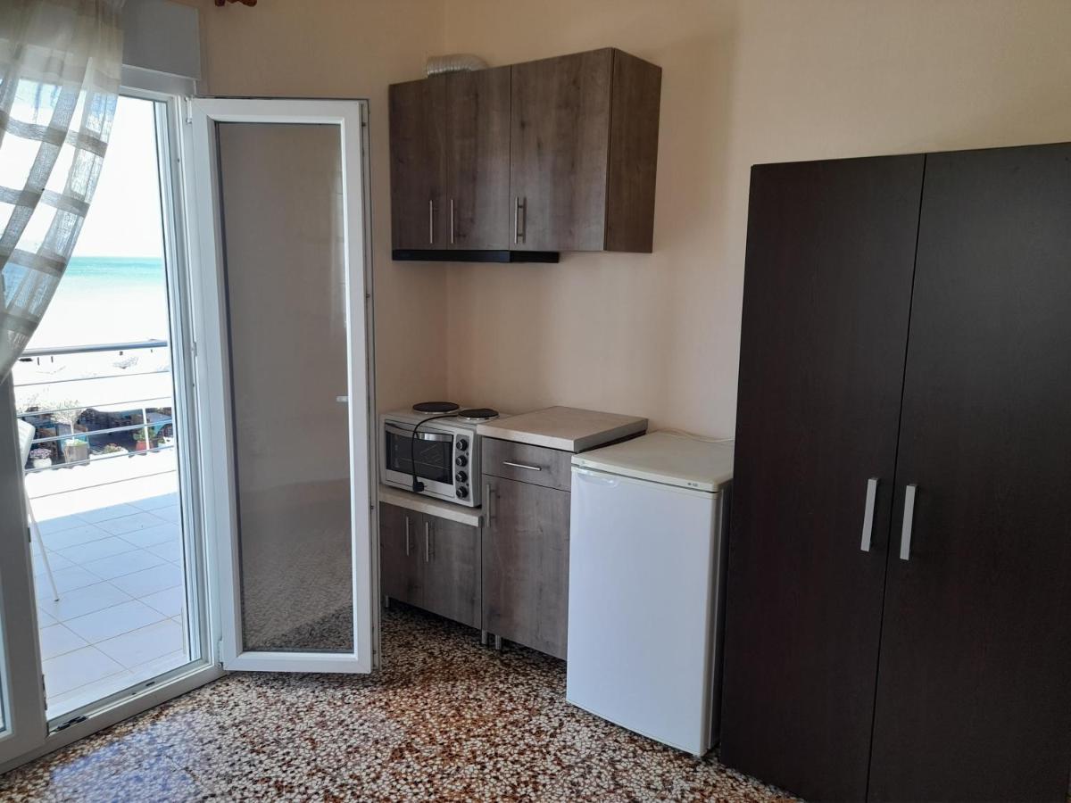 Isalos Apartments Studios Neoi Epivatai Buitenkant foto